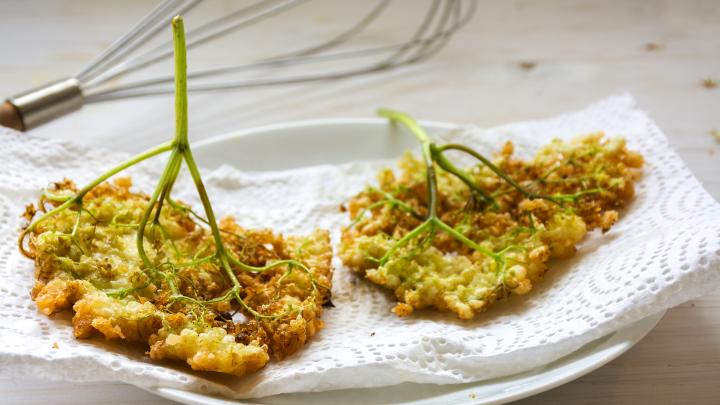 Friturekogte Hyldeblomster i beignetdej